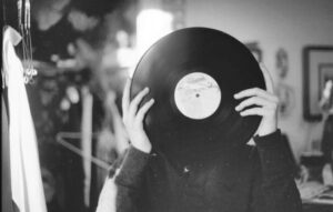 Escucha radios en vivo, podcasts y información desde tu celular en cualquier lugar del mundo